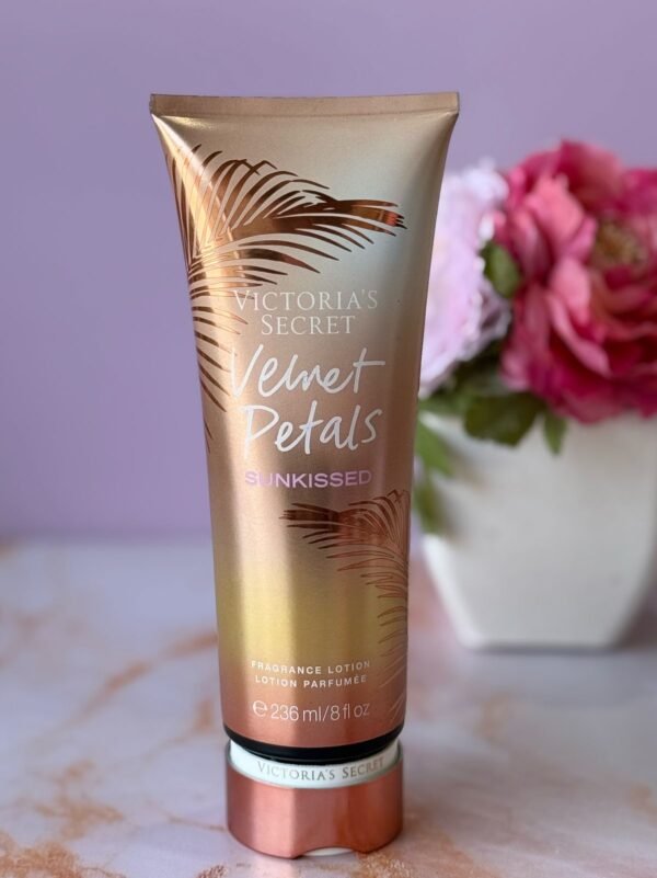 CREMA VS VELVET PETALS