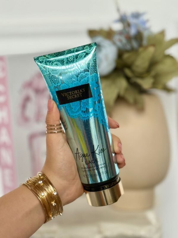 CREMA VS AQUA KISS