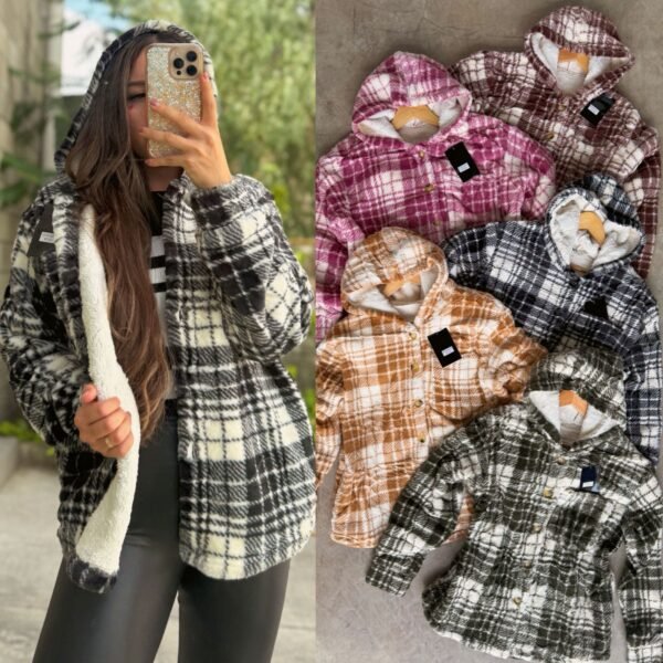 CHAMARRA APELUCHADA CON GORRA Y BOTONES